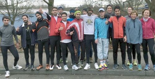 Gruppenbild laufende Flüchtlinge